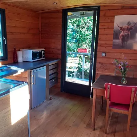 Luxury tent La Roulotte De La Clef Des Champs
